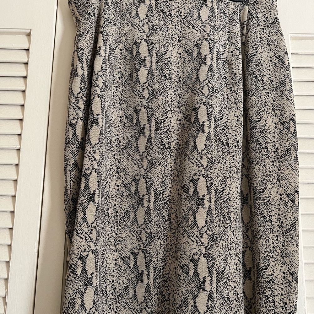 COPY - COPY - Dana Buchman python Skirt size 12